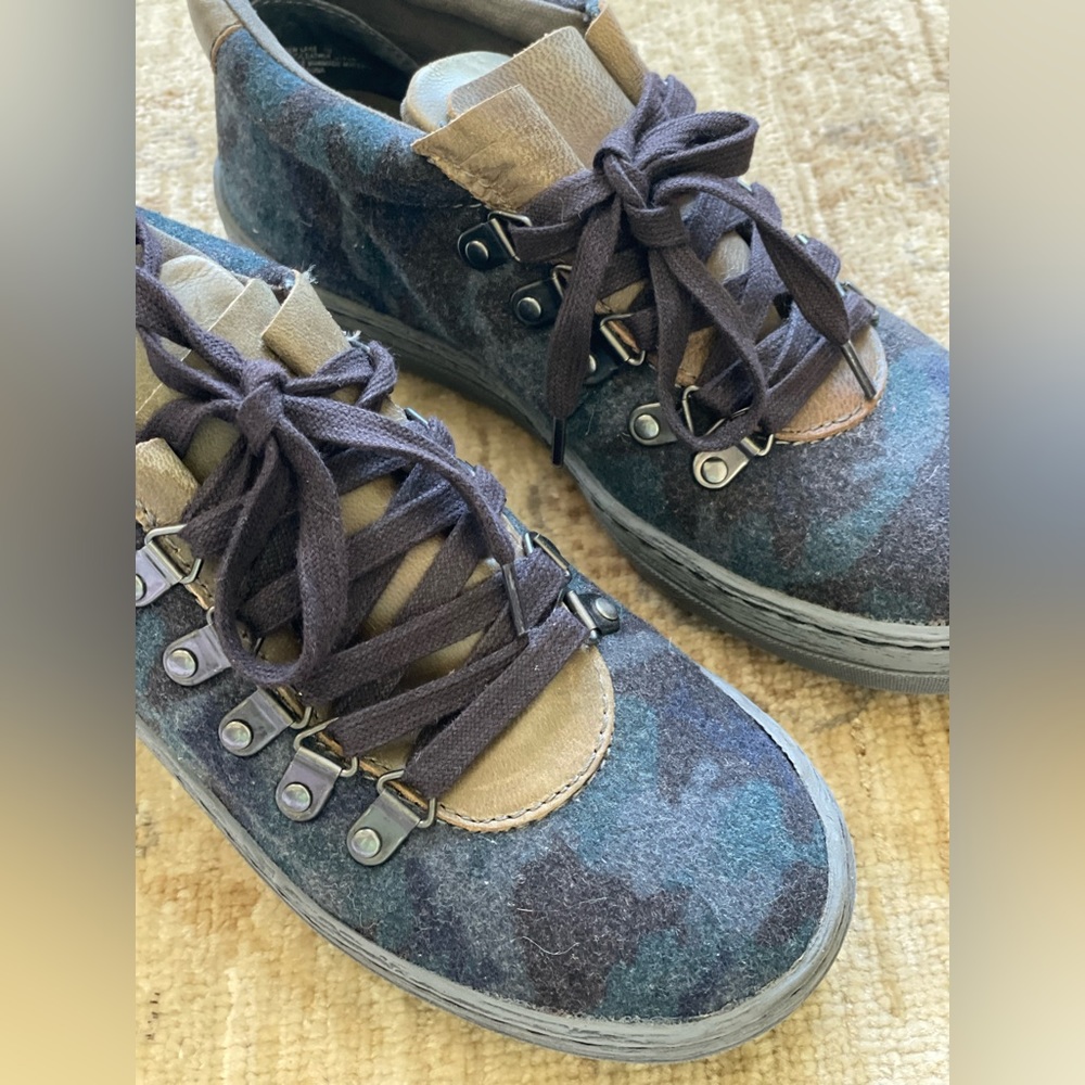 OTBT Green Lake size 7 in Blue Camo. NWOT - Picture 2 of 15